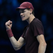 Jannik Sinner vence a Carlos Alcaraz y retiene su título de ATP ante su público local