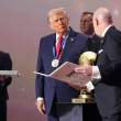 La FIFA entrega a Donald Trump premio de la paz del fútbol