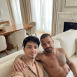Ricky Martin desmiente foto donde aparece semidesnudo junto a otro hombre