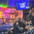 Lupillo Rivera se da su “baño de pueblo” cantando en un karaoke de un bar en RD