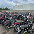 Lenta devolución de motocicletas retenidas por la Policía durante las festividades en Santiago