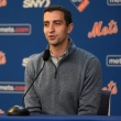 David Stearns entiende frustración de fanáticos de los Mets, pero defiende reconstrucción