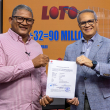 LEIDSA entrega certificado a mayor del Ejército ganador de 90 millones en el Loto