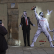 Un grafiti de Bad Bunny en el centro de Barcelona reivindica la paz frente a Trump
