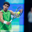 Carlos Alcaraz salva dos puntos de set y avanza a los octavos de final en Doha