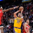 Doncic lleva a Lakers a su sexto triunfo seguido, Spurs hunden a Clippers en la NBA