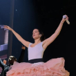 Rosalía hace del escenario su templo y su teatro en el inicio de la gira de ‘Lux’ en Francia