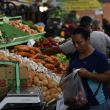 Bajos precios de alimentos atraen clientes al Merca Santo Domingo