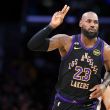 LeBron James conduce Lakers sobre Suns y aseguran ventaja de la casa en la 1era. ronda