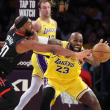 LeBron realiza un doble-doble y los diezmados Lakers sorprenden a los Rockets