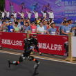 Un robot humanoide gana su carrera en Beijing y supera el récord humano de media maratón