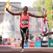 Sawe bate récord mundial al ganar la Maratón de Londres en menos de 2 horas