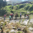 Estudiantes y residentes de Ocoa arriesgan sus vidas por falta de puente en río Mahoma