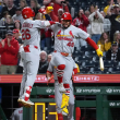 Cardinals consiguen HRS consecutivos y remontan ante los Piratas