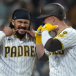 Machado y France guían a Padres sobre Cachorros 9-7