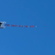 Avioneta vuela sobre el Fenway Park con letrero que pide cancelación de ejecutivo y venta del club