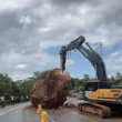 Inician demolición de roca que cayó en carretera Juan Pablo II, próximo a Samaná