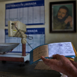 Los cubanos tratan de sobrevivir con libretas de racionamiento en medio de la escasez