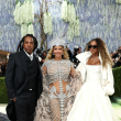 Los invitados a la Met Gala se toman libertades artísticas con el código de vestimenta