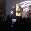 Beret canta y cuenta las historias de sus canciones en su primer concierto ante los dominicanos