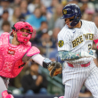 Turang jonronea en el noveno y los Cerveceros completan barrida a Yankees