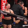 Ronda Rousey somete a Gina Carano con una llave de brazo en 17 segundos