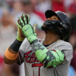 Acuña impulsa a los Bravos a la victoria sobre los Rojos
