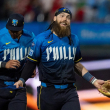 Marsh y Schwarber intercambian roles para liderar la victoria de los Filis