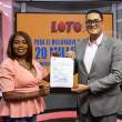 LEIDSA entrega certificado a emprendedora ganadora de 20 millones con el sorteo Loto
