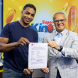 LEIDSA entrega certificado a joven panadero ganador de 25 millones con el Kino