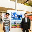 Marileidy recorre exposición fotográfica que rinde homenaje a su trayectoria