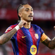 Raphinha marca un triplete y el Barcelona continúa con su ritmo arrollador en la Liga de España
