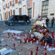 Con velas, flores y mensajes recuerdan a Maricarmen en la acampada de Sol en Madrid