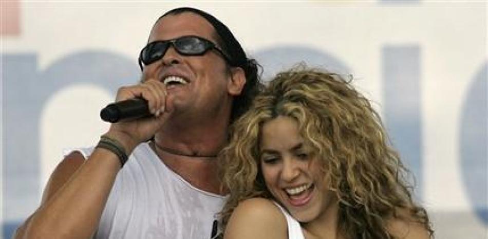 En esta fotografía de archivo del 20 de julio de 2008, los cantantes colombianos Shakira, derecha, y Carlos Vives. (AP Foto/William Fernando Martínez, archivo)
