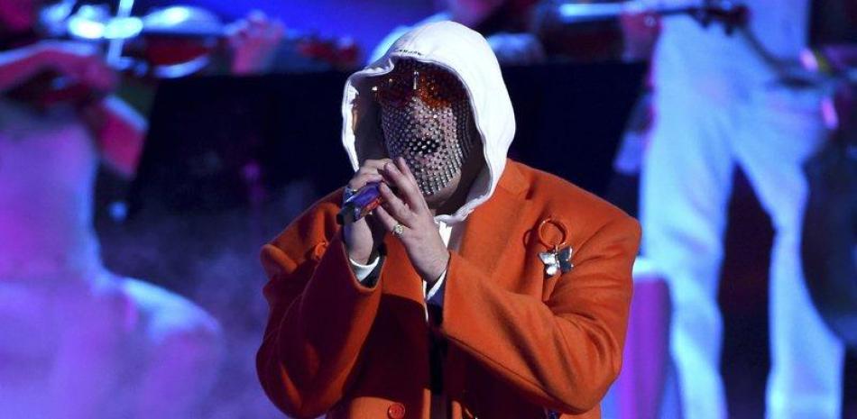 En esta foto del 14 de noviembre del 2019, Bad Bunny actúa en la 20ma entrega anual de los Latin Grammy en Las Vegas. La gira de Bad Bunny está entre las más lucrativas del momento a nivel mundial, según la lista semanal de Pollstar. (AP Foto/Chris Pizzello, Archivo)