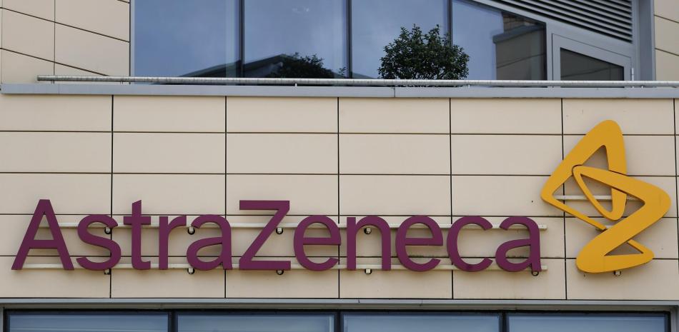 En imagen de archivo del sábado 18 de julio de 2020, el nombre y logo corporativo de AstraZeneca se muestra en sus oficinas, en Cambridge, Inglaterra.

Foto: AP/ Alastair Grant