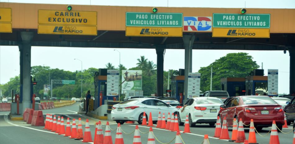 Personal de Obras Públicas está aceptando cobrar en efectivo a conductores que usan el paso rápido exclusivo para prepagados.