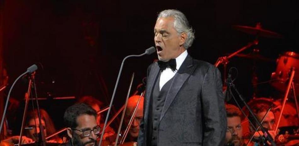 El cantante italiano Andrea Bocelli durante el concierto que ofrece hoy lunes en el Festival Starlite, en Marbella. Foto: Antonio Paz/EFE.