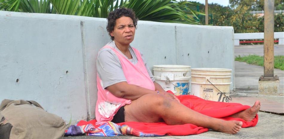 Una mujer con problemas mentales expuesta a la intemperie, cual estampa dolorosa en una ciudad en la que se incrementan las enfermedades psiquiátricas. foto Onelio domínguez