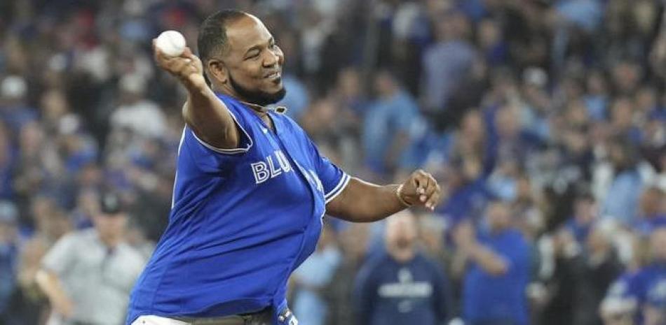 Edwin Encarnación al momento de realizar el pitcheo simbólico en la apertura de la serie de Wild Card en Toronto.