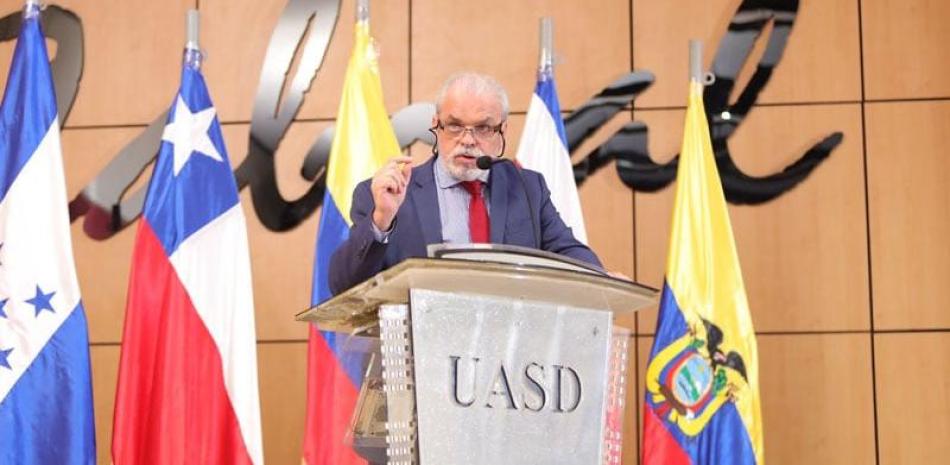 José Vila del Castillo, Comisionado para la Reforma de la Policía, hizo la denuncia en el seminario sobre seguridad ciudadana en la UASD, el jueves.