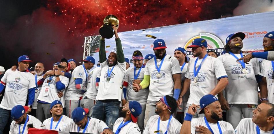 Los Tigres de Licey de República Dominicana celebran con el trofeo tras derrotar a los Leones de Caracas de Venezuela durante su partido final de la Serie del Caribe de béisbol en el estadio Monumental Simón Bolívar el 10 de febrero de 2023. Foto: Federico Parra/AFP.