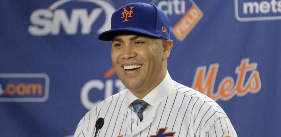 Carlos Beltrán sonríe durante la rueda de prensa en la que fue presentado como manager de los Mets de Nueva York, el 4 de noviembre de 2019.