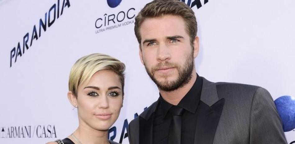 Liam Hemsworth y Miley Cyrus llegando a la alfombra roja del estreno de "Paranoia" en diciembre de 2018. Foto: Dan Steinberg / AP