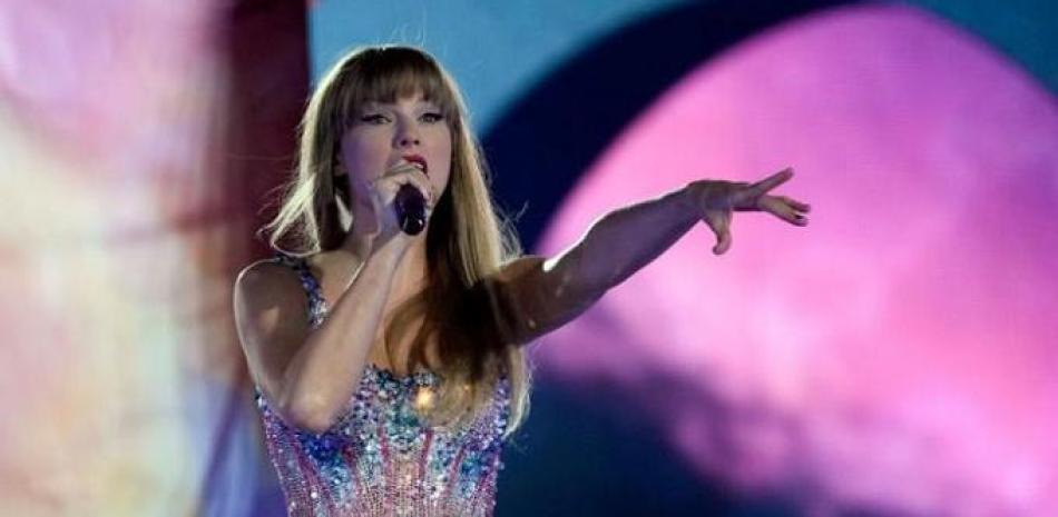 Taylor Swift abriendo su "US Eras Tour" en el State Farm Stadium en Glendale, Arizona, donde tuvo lugar el Super Bowl. (AP Photo/Ashley Landis)