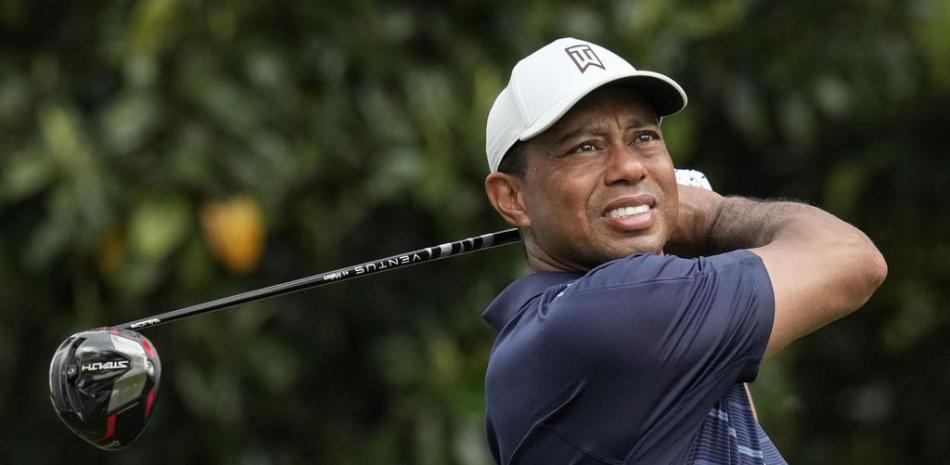 Tiger Woods observa su golpe de salida en el noveno hoyo durante la segunda ronda del torneo de golf Masters en el Augusta National Golf Club el viernes 7 de abril de 2023 en Augusta, Georgia (AP Photo/Mark Baker)