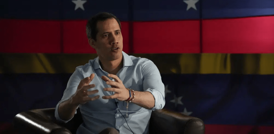 ARCHIVO - El líder opositor Juan Guaidó habla durante una entrevista con Associated Press en Caracas, Venezuela, el jueves 10 de febrero de 2022. Guaidó dijo el martes 25 de abril de 2023 que no busca asilo político en Estados Unidos y que tiene No descartó la posibilidad de presentarse a unas primarias presidenciales previstas para octubre.