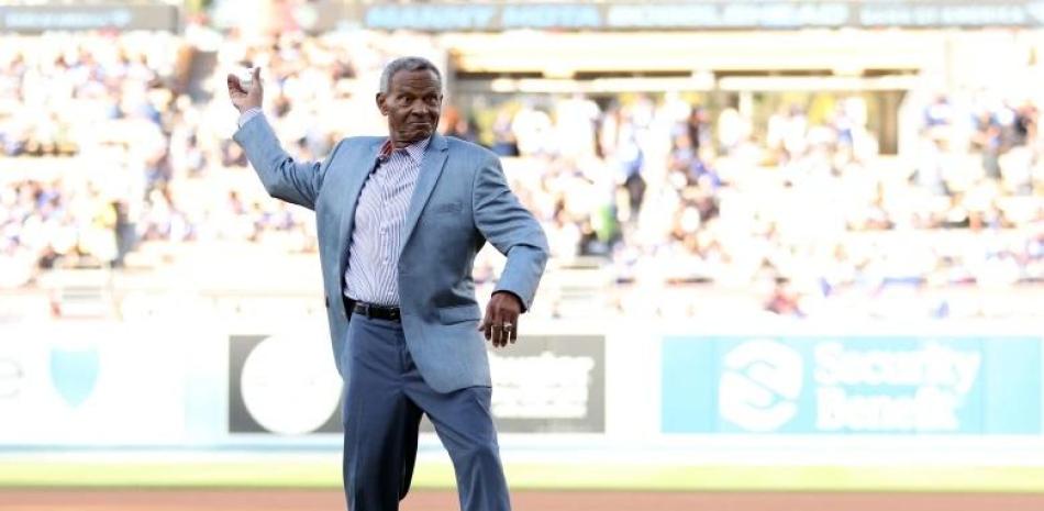 Manuel Mota realizó el pitcheo de honor en el choque de los Dodgers el pasado sábado como parte del reconocimiento que le hicieron.