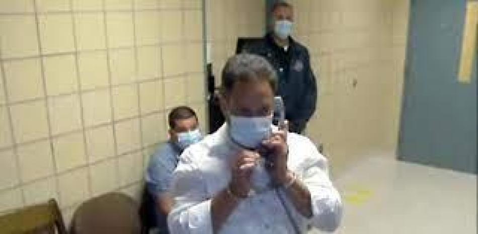 El diputado Miguel Gutiérrez, esposado, fue arrestado en mayo de 2021 tras su arribo al aeropuerto de Miami.