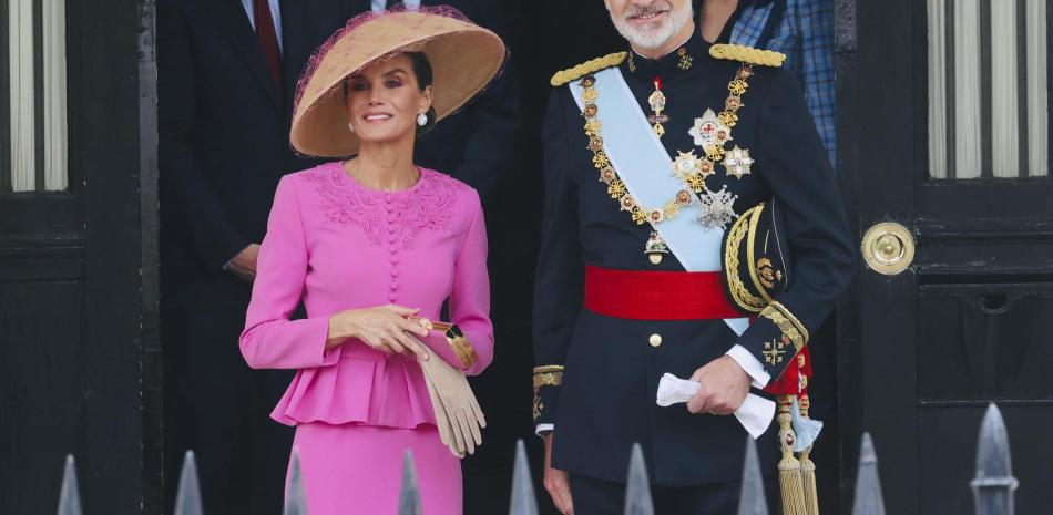 Los reyes de España, Felipe VI y Letizia, abandonan la residencia del embajador español en el Reino Unido de camino a la Abadía de Westminster para asistir a la coronación de Carlos III y Camila, este sábado, en Londres (Reino Unido).